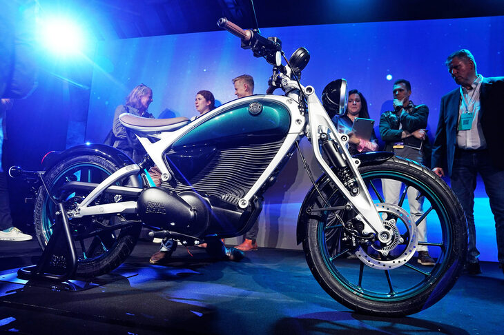 ロイヤルエンフィールドは、EICMAのプレスデー前日にミラノ市内のイベントホールで、電動バイク「Flying Flea(フライングフリー)」を発表した。フライングフリーとは、もとは第2次世界大戦中に空挺(くうてい)部隊用に開発された小型車両のことで、部隊とともにパラシュートで投下するため、鉄製ケージの中に車体が収められていた。このモデルでは、空から舞い降りることができるほどに軽量で機動力に富んでいるというコンセプトを、電動バイクで体現。モダンな車体デザインであるにもかかわらずフロントにガーダーフォークを採用するなど、いたるところにクラシカルなディテールが採用されている。市販予定車であり、ロイヤルエンフィールドは早い段階での市場投入を目指している。