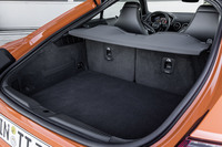 荷室の容量は標準で305リッター。50:50分割の後席を倒すことにより拡大できる。