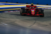 今季限りでフェラーリを離れることが決まったキミ・ライコネン(写真)。政治的なことに関心がなく、言葉もあまり発せずクールで素っ気ない「アイスマン」の異名を持つ反面、時折無線から聞こえてくる歯に衣(きぬ)着せぬ発言など人間的な魅力もあり、その人気はF1随一。前戦イタリアGPではキャリア通算100回目の表彰台にのぼるなどいつも上位には顔を出してくるが、フェラーリ復帰後の5年間は未勝利と、元チャンピオンにしては近年の戦績がいまひとつだったことも事実だった。2019年から2年間は、2001年にGPデビューしたザウバーでレースに臨むことになるが、現役最年長の彼はキャリア終盤をどのように戦うのか。シンガポールGPは予選5位から5位フィニッシュ。ドライバーズランキング3位を守ってはいるが、メルセデスのバルテリ・ボッタスに3点差で迫られている。(Photo=Ferrari)