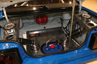 トランクルームの中はからっぽ。底部にレース用の安全燃料タンクが見える。