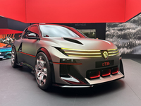 「プジョーE-T16コンセプト」は、1985年および1986年のWRCチャンピオン「205 T16」に着想を得たBEV。発表された最高出力は816HPで、ブランド史上最強という。