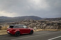 燃費のよさも新世代「レンジローバー スポーツ」の特筆すべきポイント。車載計は秋吉台周辺のワインディングロードで10km/リッターほど、高速道路では13km/リッターほどを示していた。