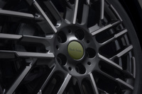 「Paul Smith」のブランドロゴがあしらわれた専用の18インチホイールが採用される。