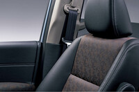 シルバーの専用ステッチが入る「ブラックスタイル」専用のコンビシート。