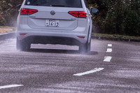 ウエット路面を行く「ゴルフトゥーラン」。今回装着した215/55R17サイズの「エフィシェントグリップRVF02」は、ラベリング制度で転がり抵抗性能「AA」、ウエットグリップ性能「b」を獲得している。