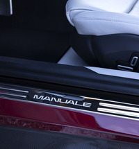 サイドシルには「MANUALE」の大きなロゴが添えられており、ドライバーは乗り込むたびにシフト操作への意識が高まる。