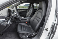 14ウェイの電動調整が可能なフロントシート。メモリー機能も備えている。