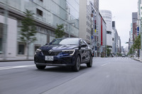 「アルカナ」に搭載される「フルハイブリッドE-TECH」は、省燃費とファン・トゥ・ドライブを兼ね備えたシステムとアナウンスされる。ダイナミックな走りを一番に考え、そのうえで燃費や環境性能の向上を狙っている。