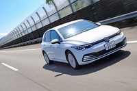 高速道路を行く「ゴルフeTSIアクティブ」。1リッターの小排気量とはいえ力強さは十分。アクセルオフ時にエンジンを停止して燃費を稼ぐコースティング機能も備わっている。