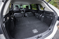荷室容量は3列目シート使用時で258リッター、3列目シート格納時で687リッター、2・3列目シート格納時で1221リッター(写真)となる。シート格納時のフロア(シートバック)やリフトゲート掃き出し部の段差が少ないのも特徴である。