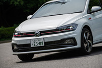 フロントグリルにはハニカムパターンのメッシュを採用。左右のヘッドランプを貫く赤いラインがスポーティーな印象を強めている。