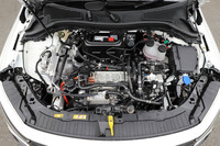 フロントに搭載される駆動用モーター。日本メーカーのEVが交流同期電動機を主に用いているのに対し、こちらは工業用モーターなどに見られる交流誘導電動機となっている。