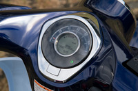 アナログ表示とデジタル表示を併用した計器盤。レンズを重ね合わせることで上質感が演出される。