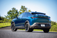 外板色は写真の「インガロブルー」に加えて、「オブセッションブルー」、「オケナイトホワイト」の全3色から選択できる。インガロブルー以外はいずれも6万6000円の有償色となる。