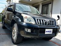 わが実妹夫婦の120系「ランドクルーザープラド」。大家族の足として、今日も自宅とサッカーグラウンドの往復などに大活躍している。