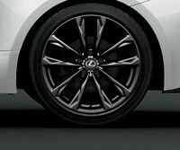 “Fスポーツ”専用のアルミホイール(スーパーグロスブラックメタリック塗装)