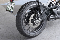 タイヤサイズは、前が110/70R17、後ろが150/60R17。オン/オフ両方の走行を想定したブロックパターンのツーリングタイヤ「ピレリ・スコーピオンラリーSTR」が装着されていた。