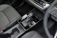 新しいセンターコンソールはピアノブラックのパネルを大きく使ったフラットでワイドなデザインが特徴。その後方にシートのヒーター/ベンチレーションのスイッチが備わっている。