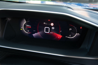 メーターパネルはフルデジタルで、手前と奥の2重に表示面を持つことで奥行き感を表現。手前の面には、メーターフードの裏側から映像を投影することで表示を行っている。