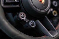 標準的な「911」ではステアリングセンター右下に1つ備わるモード切り替えスイッチは、「911 GT3 RS」では4つも並ぶ。スイッチの役割は左から順に「PASM」「PTV」「ESC/TC」そして「走行モード」。