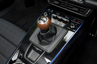 6段MTのシフトレバーは積層ウォールナット材のオープンポア仕上げ。後方にはわざわざ「MT」の小さなバッジが貼ってある。