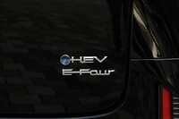 「ヴェルファイア」のパワーユニットは、2.4リッターターボエンジンと2.5リッター自然吸気エンジン+ハイブリッドの2種類。ただし「エグゼクティブラウンジ」が設定されるのは後者のみとなる。