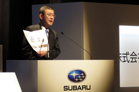 記念のリーフレットを片手に、社名変更の意義について語る吉永社長。