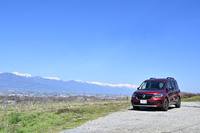 この「カングー」は2024年2月22日に150台の台数限定で発売された特別仕様車「ヴァリエテ」。ボディーカラーの「ルージュカルマンM」が抜けるような青空によく映えている。