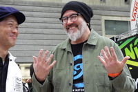 「ヨコハマホットロッドカスタムショー2024」の会場にて、著者と談笑するオラ・ステネガルド氏。