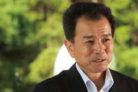 1987年、鈴木自動車工業(現:スズキ)に入社。軽自動車用エンジン、ターボエンジンの実験開発業務に携わる。2004年からはカーラインのアシスタントチーフエンジニアとして「エブリイ」や「キャリイ」といった軽商用車、およびトラックの機種プロジェクトに従事。電動パワートレインのシステム開発を経て、2013年に「エスクード」と「ジムニー」のチーフエンジニアに就任。2016年より新型「ジムニー/ジムニーシエラ」のチーフエンジニアとしてプロジェクトを管理する。