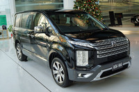 「デリカD:5」のフロントマスク。ヘッドランプは縦長の部分で、つり目の部分はポジションランプ。