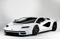 チーフデザイナーが目指したのはレトロなクルマをつくることではなく、21世紀の「カウンタック」を創造することだったという。その目標は、間違いなく達成できたといえるだろう。