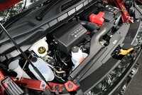 パワーユニットは1.4リッターガソリンエンジンを発電に用いるシリーズハイブリッド。WLTCモードで18.4~20.6km/リッターという燃費性能は、「ホンダ・ステップワゴン」のハイブリッド車とほぼ同等、「トヨタ・ノア/ヴォクシー」のそれには一歩譲るといったところだ。