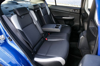 リアシート。フロントと同様、サイドにはシルバーのアクセントカラーが添えられる。