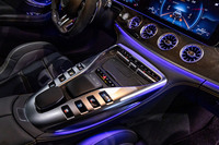 V8エンジンをモチーフにしたという「AMG GT 4ドアクーペ」のセンターコンソールパネルデザインは、最終モデルでも健在。ドライブモードを切り替える「AMGダイナミックセレクト」スイッチが、左上に配置される。