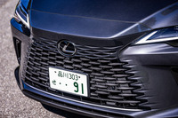 スピンドルグリル改め「スピンドルボディー」と呼ばれる、塊造形のフロントまわりが新型「RX」の特徴。“バージョンL”ではシームレスグリルの処理がひし形のドット柄となり、“Fスポーツ”系グレードと差異化されている。