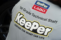 KeePerの研修制度で高い技能が認められた「コーティング技術資格」の保有者だけが各種コーティング作業に従事できる。今回はKeePer LABO世田谷店の副店長・磯崎 陸さん(コーティング技術1級資格所有)に施工を担当していただいた。