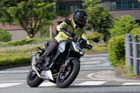 車体は軽量高剛性のスチールフレーム。足まわりはフロントにショーワのSFF-BP倒立フォークを、リアにアクスルトラベル130mmのプロリンクサスペンションと薄肉鋼管製スイングアームを採用。ミドルスポーツらしい軽快な走りと、優れた安定性を同時に追求している。