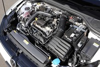 「eTSIアクティブ」に積まれる1リッター直3ターボエンジンは最高出力110PSと最大トルク200N・mを発生。48Vのマイルドハイブリッドシステムを備えている。