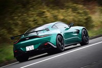 「ヴァンテージ」のMT車が0-100km/h加速に要する時間は4.0秒。最高速は314km/hと公表される。