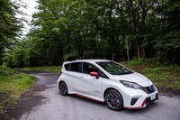 撮影車両は「ブリリアントホワイトパール」と呼ばれる特別塗装色。「ノート」の「NISMO S」シリーズには、全5色のボディーカラーがラインナップされている。