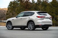 デビューから2年半を経て、大幅な改良が実施された「CX-60」。変更点は走りに関する点が中心で、外装では「XD Lパッケージ」「XDエクスクルーシブモード」(写真)のサイドシグネチャーガーニッシュをクロームメッキにした程度だ。