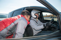 星野選手からアドバイスを受ける。走るクルマを外から見ただけで、シートポジションが合っていないことを見抜いてしまうとは……。