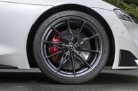 新規採用された「RZ」専用の鍛造19インチアルミホイール。従来品よりも一本あたり1.2kg軽くなっている。