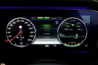 プラグインハイブリッドシステムは、エンジンと電気モーターを併用する「HYBRID」、電気モーターのみで走行する「E-MODE」、バッテリーの充電レベルを維持する「E-SAVE」、走行しながらバッテリーを充電する「CHARGE」の全4モードから選べる。