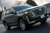 清水「でもさ、今の『エスカレード』ってちょっと上品すぎない?」 
	ほった「と思うじゃないですか。『プラチナム』グレードだと、こんなギラついたフロントグリルが付くんですよ。もはや死角なし」 
	(写真:向後一宏)