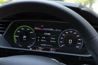 最高速は210km/h。スピードメーターのフルスケールは260km/h。