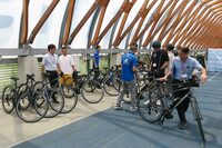 会場に並べられた「RAIL ACTIVE-e(レイルアクティブイー)」と、試乗の準備を進める報道関係者およびワイ・インターナショナルのスタッフ。