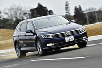 フロントまわりは、クロームのラインでロー＆ワイドなイメージが強調される。ヘッドランプは、インジケーターを含めフルLED式。