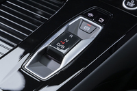 シフトセレクターはアウディでは最新のコンパクトタイプ。ピアノブラックの直方体の操作感は軽く、つままなくても指で押すだけで動かせる。